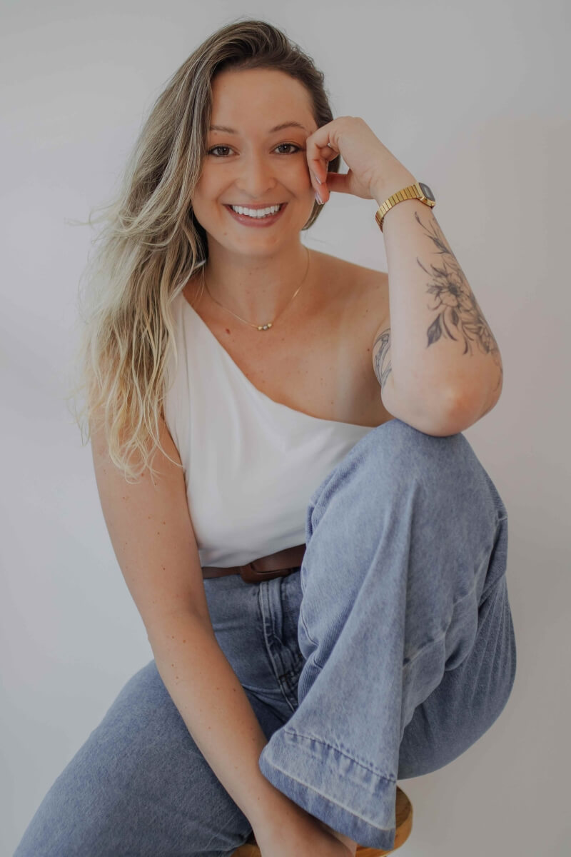 Larissa Bernardino Mulher, atravessada pela psicologia, encantada pela vida e pelas relações. Inimiga da correria, mas profundamente apaixonada por estar em movimento!
Acredito que a Psicologia é uma poderosa ferramenta de cuidado, capaz de transformar o todo: pessoas cuidadas aprendem a cuidar melhor de si mesmas, umas das outras e do mundo.
Como psicóloga clínica e gestalt-terapeuta em formação, ofereço um espaço de acolhimento e escuta genuína. Um lugar onde é possível se reconhecer, se permitir sentir e evoluir no próprio ritmo. Apoio o desenvolvimento da autoconfiança e do autossuporte, para que seja possível construir relações que vão além das inseguranças: relações mais saudáveis, amorosas e respeitosas consigo, com o outro e com o mundo.
Sou formada em Psicologia pelo Centro Universitário da Serra Gaúcha e formanda em Gestalt-Terapia pelo RECRIAR – Centro de Estudos Avançados em Medicina e Psicologia. Atendo o público adulto, em sessões online, acessíveis de qualquer lugar do mundo e também presencialmente, em meu consultório localizado no Centro de Caxias do Sul/RS.
Embora a travessia da vida seja individual, é no encontro que nos fortalecemos. Não precisamos caminhar sozinhos. Quanto mais compreendemos nosso jeito de ser e aprendemos a lidar com ele, mais leve se torna a jornada. Nesse caminho de autodescoberta, você pode contar comigo!
Larissa Bernardino